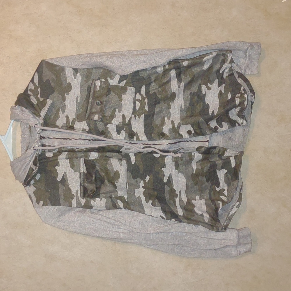 Camo sweatshirt with hoodie
